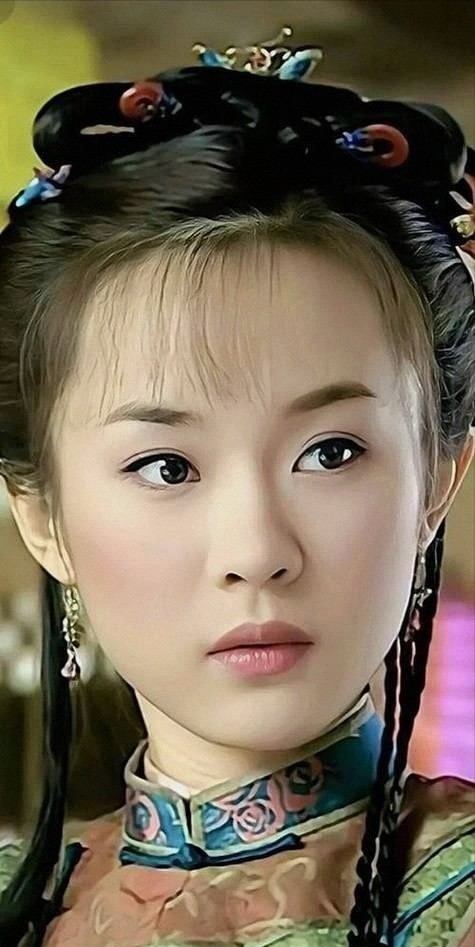 45岁霍思燕与杜江同框回京,皮草配靴子穿搭过时,五官男相认不出