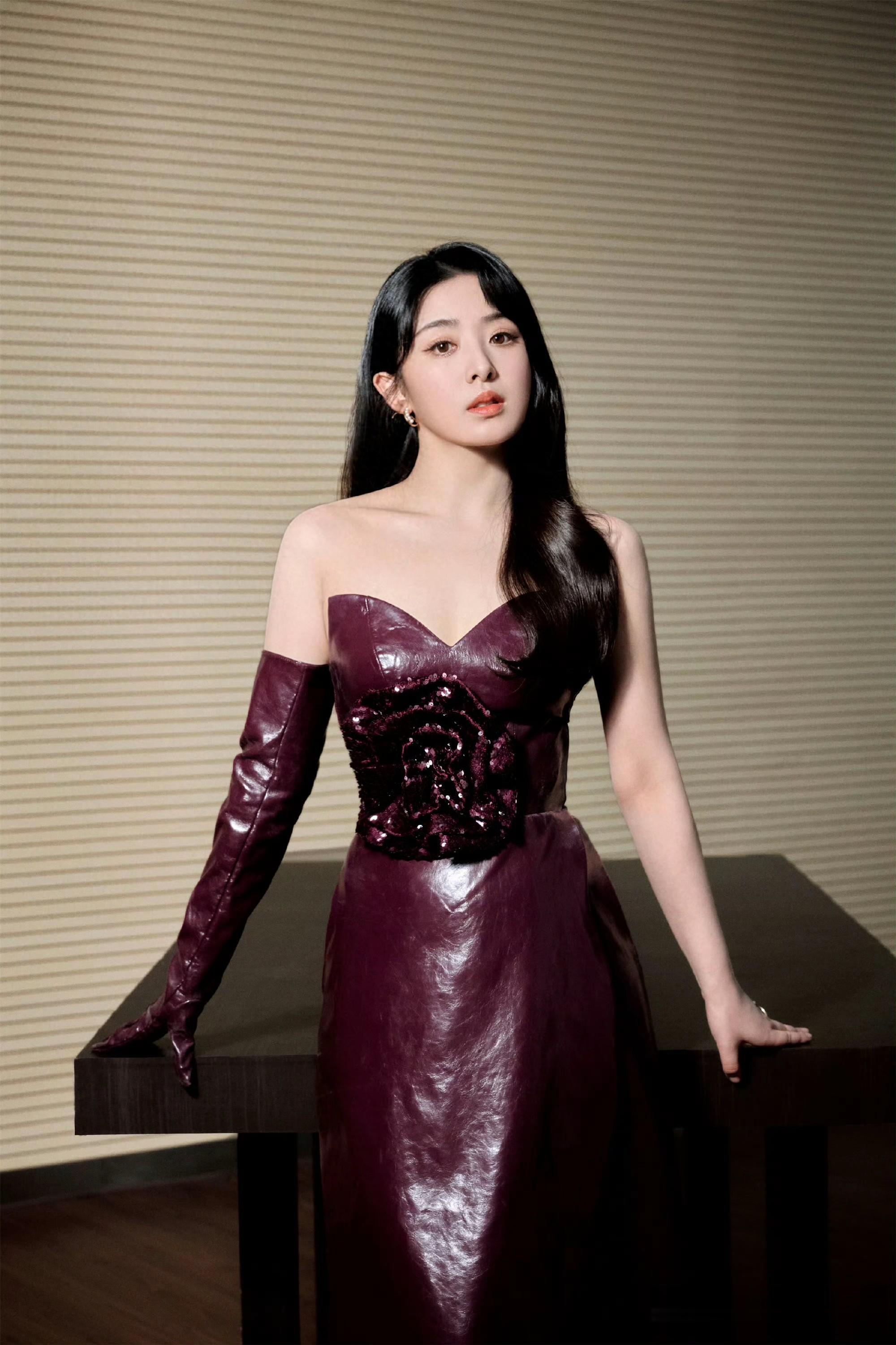 张含韵酒红皮裙造型，优雅又明艳超吸睛