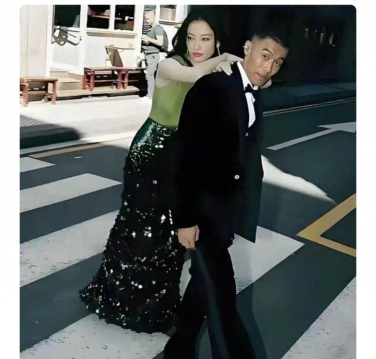 倪妮与男友逛街被偶遇!牵手举止亲密大秀恩爱,画面太美了