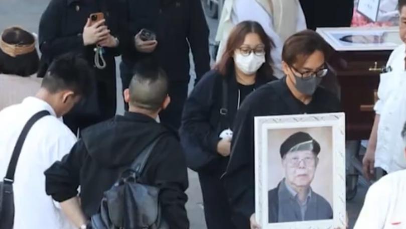 父亲离世马国明低调处理丧礼 汤洛雯细心扶着婆婆照顾周到