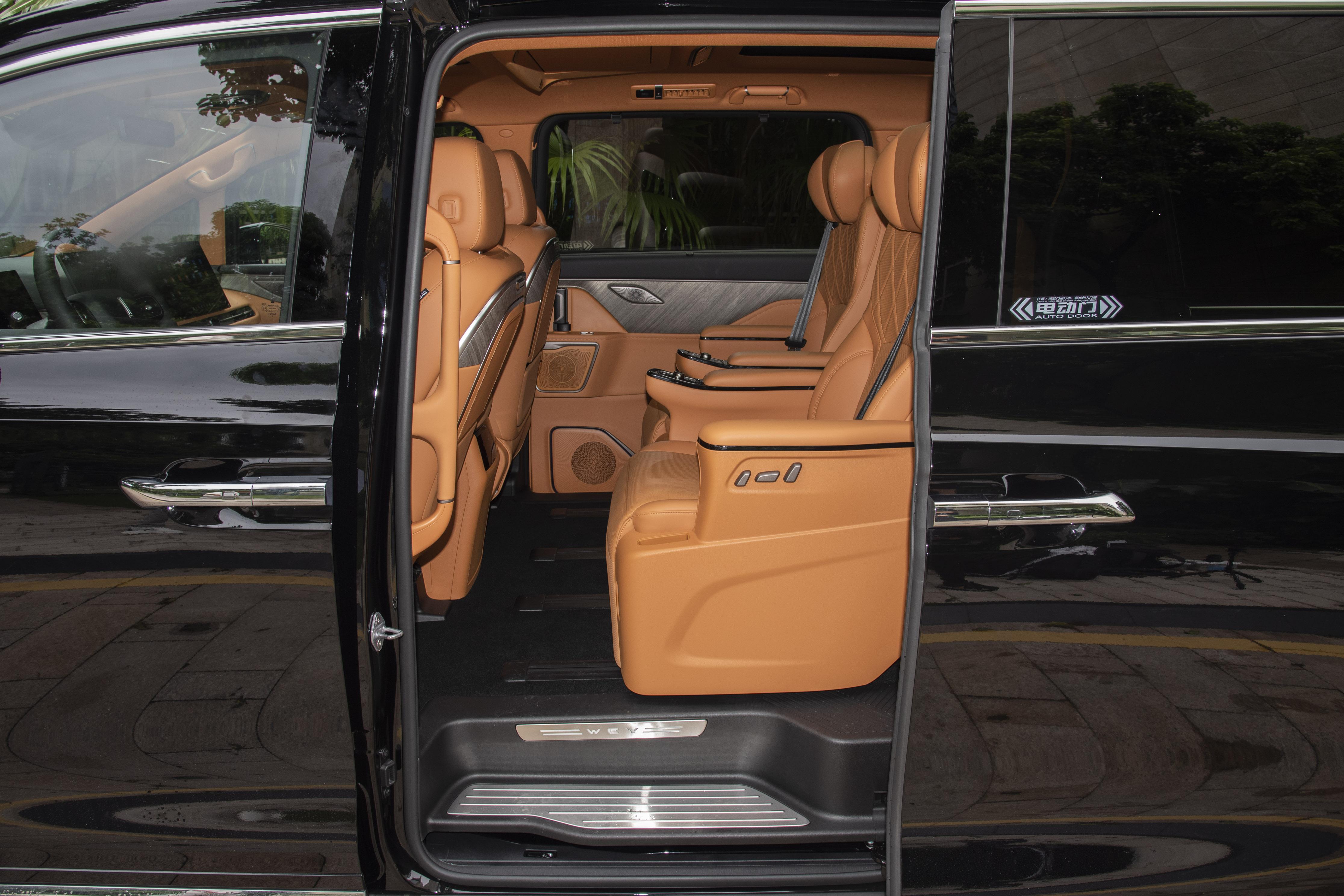 家庭出行看这款，大7座布局+5050mm车长，标配激光雷达，可油可电