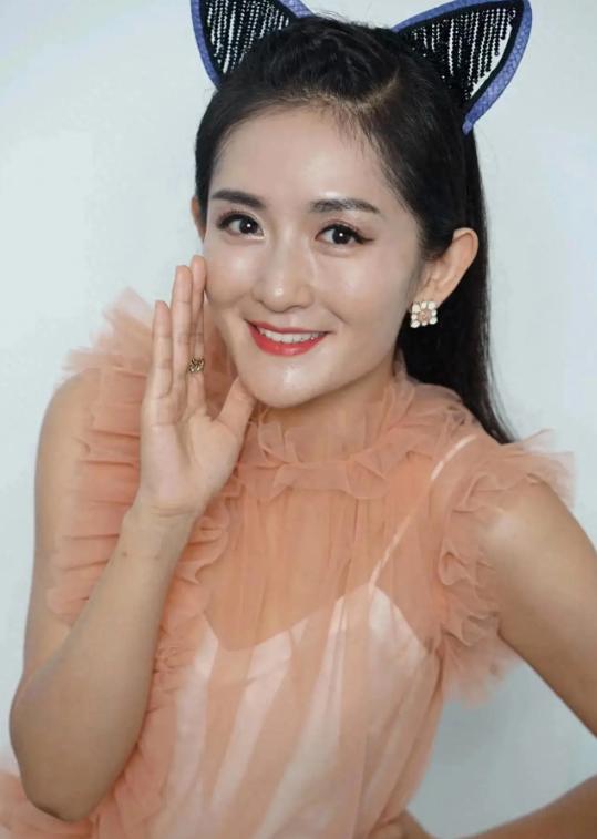 这一次，被央视力邀主持中秋晚会的谢娜，“面相”真的变了！