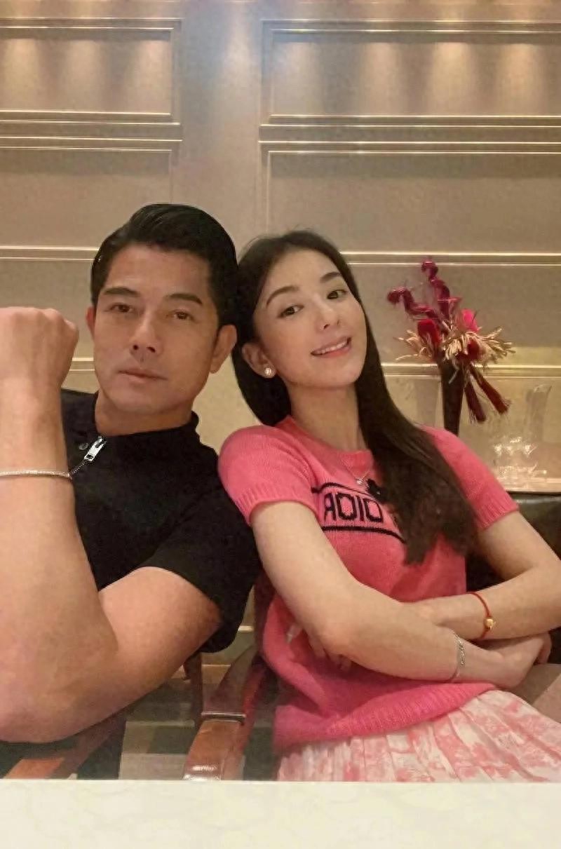 方媛上海购物被偶遇!生图个子矮小身形肥硕,溜肩驼背无名媛气质