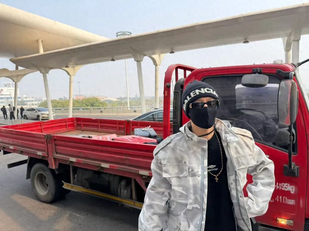 黄晓明在朋友圈分享：赶飞机遭遇爆胎，拦卡车赶到机场