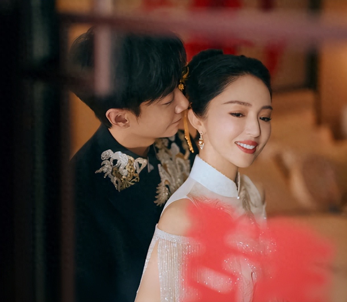 46岁董璇上海参加活动,脸僵褶子多有了孕味,拿花遮小腹一脸尴尬