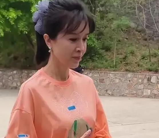 金巧巧近照曝光，奶奶的脸 孙女头型，少女身材，网友：孔雀公主？