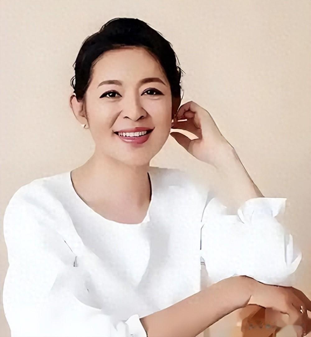 66岁倪萍庐山落泪:身家过亿难买儿媳,儿子拒婚背后隐情太扎心