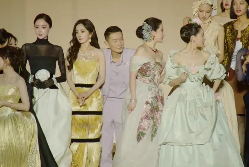 抓马红毯造型翻车!杨幂露安全裤,周冬雨硬凹性感,刘亦菲掉链子