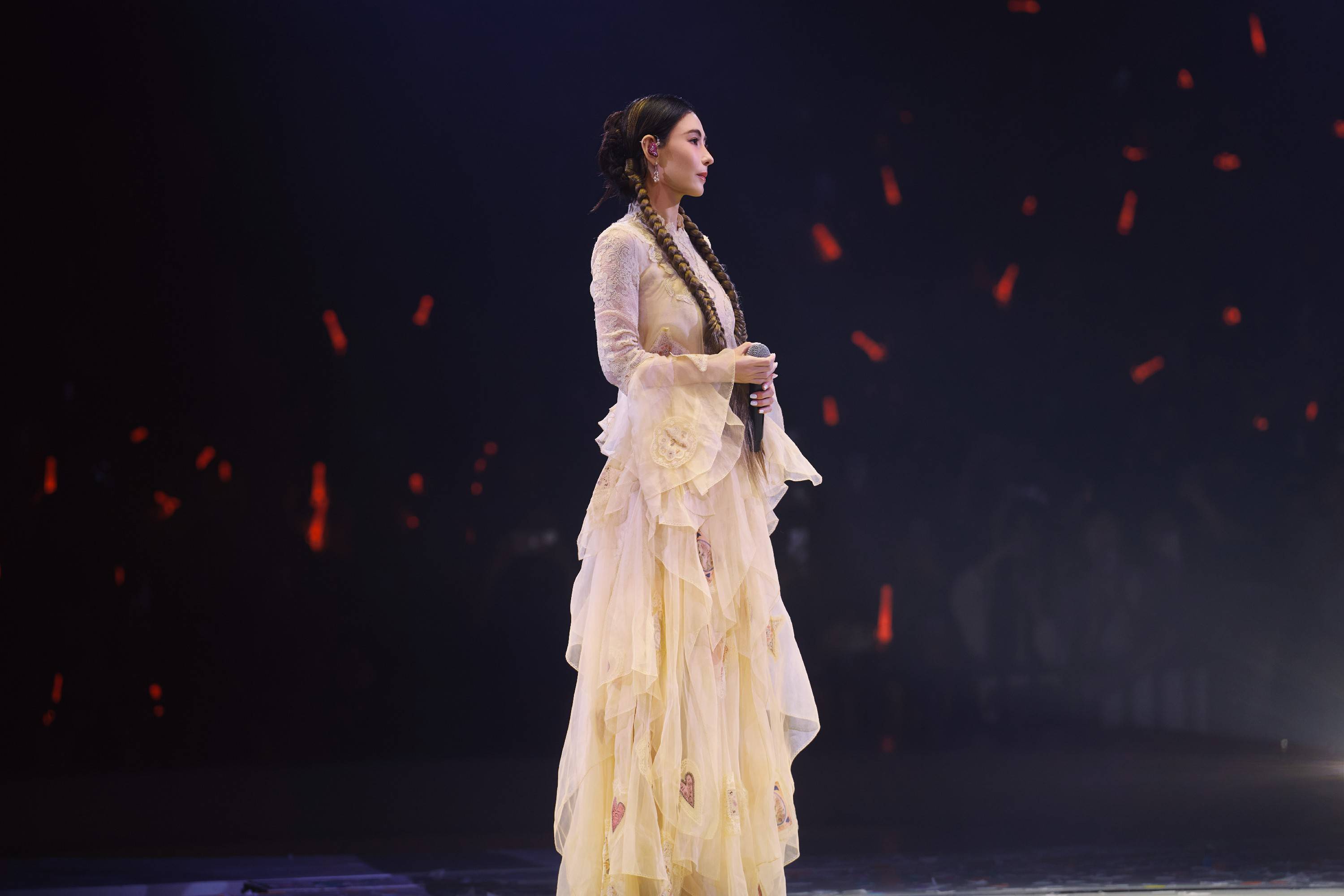 张柏芝亮相林家谦演唱会 再次演绎《任何天气》