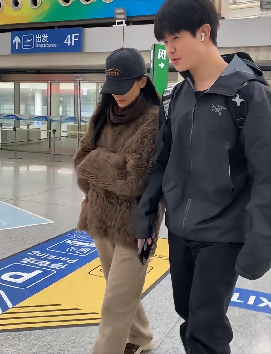 钱再多有什么用？年仅50岁就皮松肉垮的胡可，给所有女星提了个醒