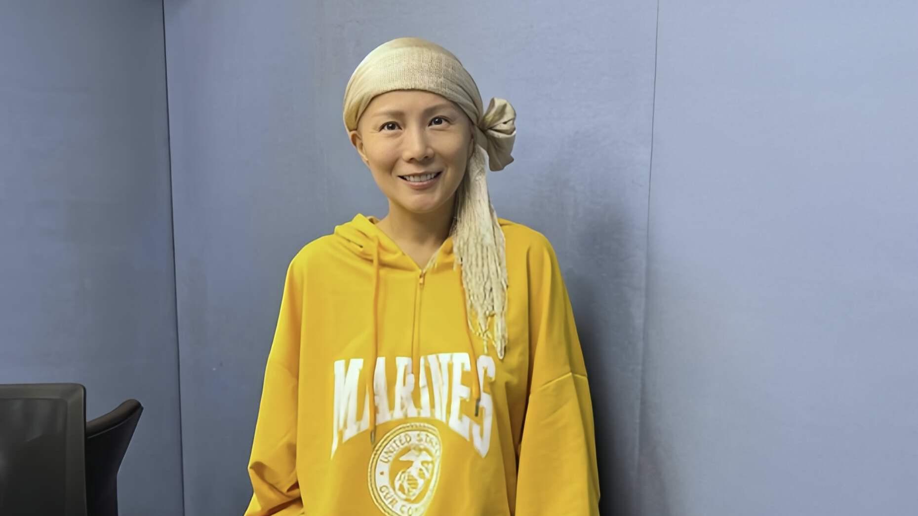 香港知名女星乳腺癌复发，头发掉光裹头巾出镜，做按摩发现病情