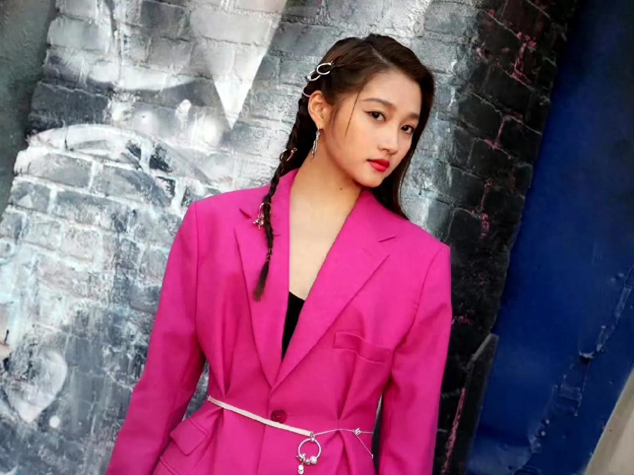 关晓彤 玫红西装太美了