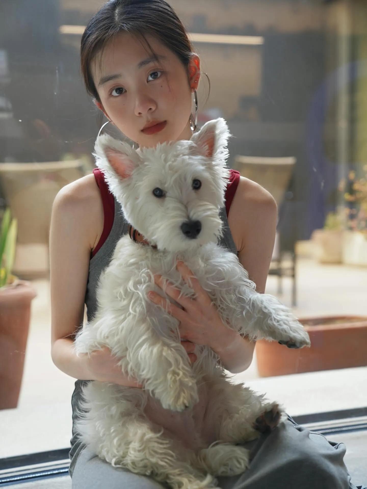 黄磊大女儿黄多多晒近照，抱狗狗出镜画面有爱，颜值好高太像孙莉