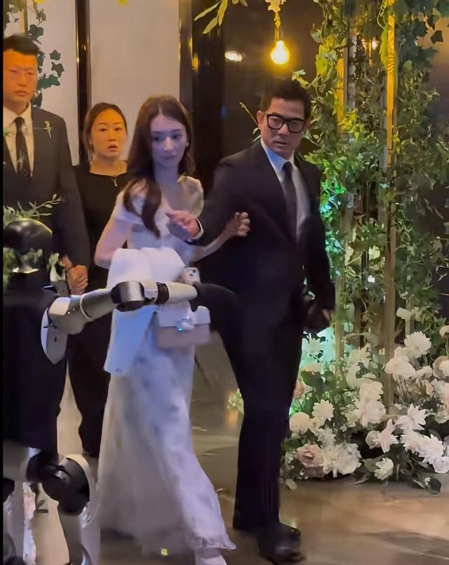 郭富城参加婚宴!现场全是娱乐圈大佬,方媛被挤角落撇嘴表情抢镜