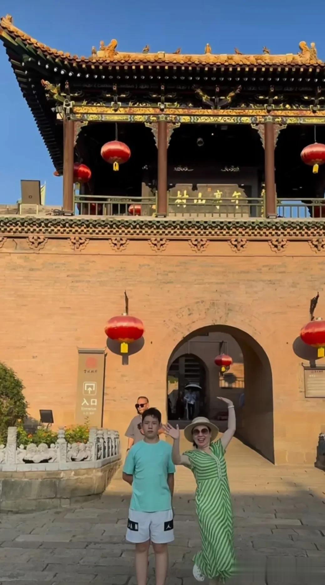 关凌晒和儿子旅游合影，儿子高挑帅气已经比她高出半个头了！