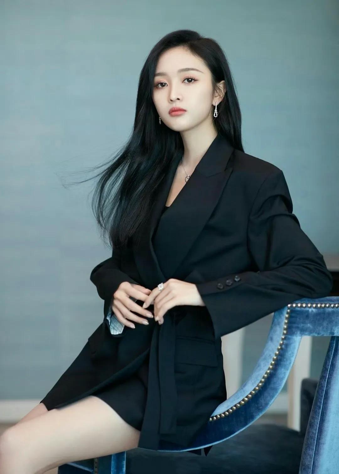 吴宣仪黑西装造型又美又飒