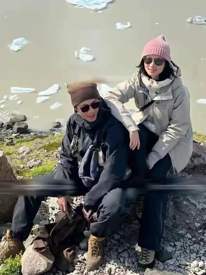 偶遇朱亚文沈佳妮送孩子上学，两人一起散步回家，老夫老妻既视感