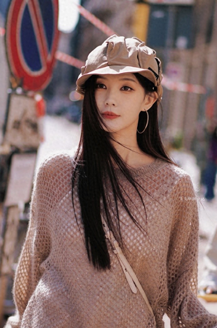 李一桐喂鸽子美图赏析