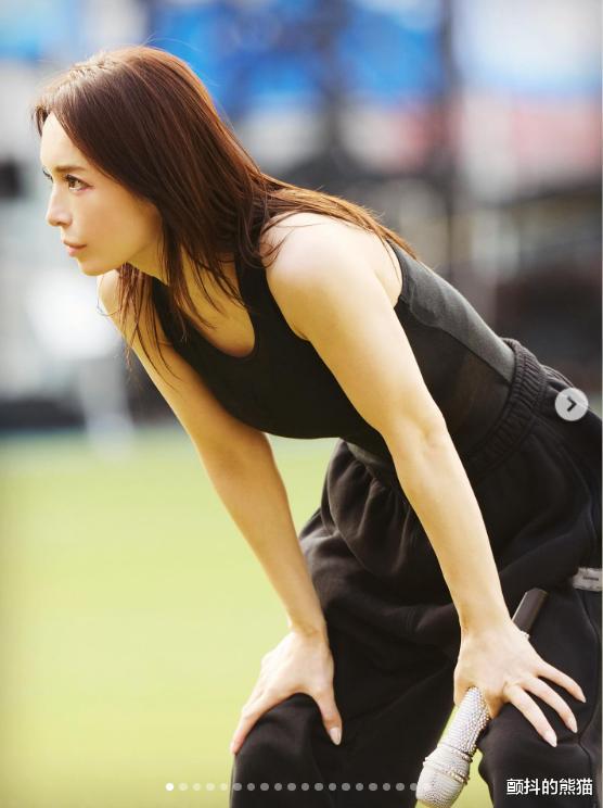 滨崎步最新彩排照曝光，身材纤细肌肉紧致，美得越来越像杨幂？