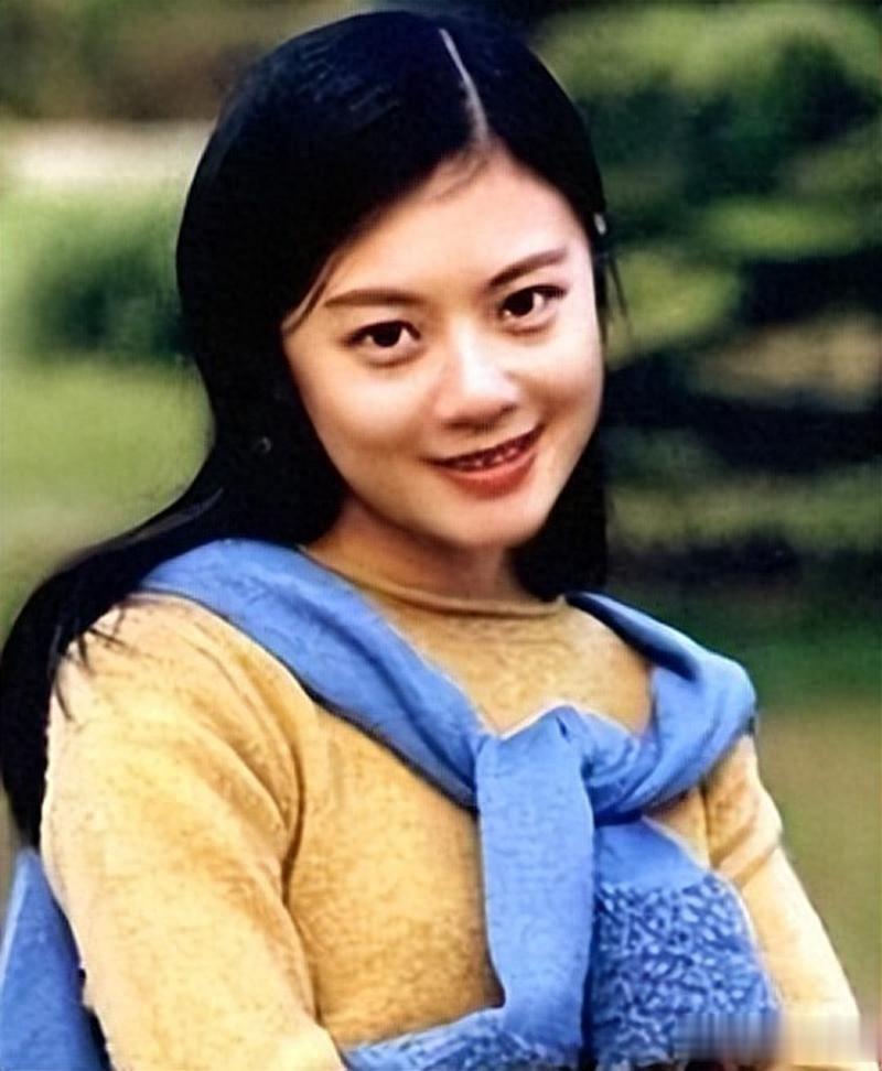 曾是央视知名主持，却远嫁英国富豪，如今独自带俩娃生活奢华潇洒