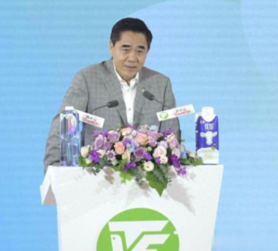 69岁陈宝国出席活动,缩着脖子,行动不是很流畅,疑似中风过