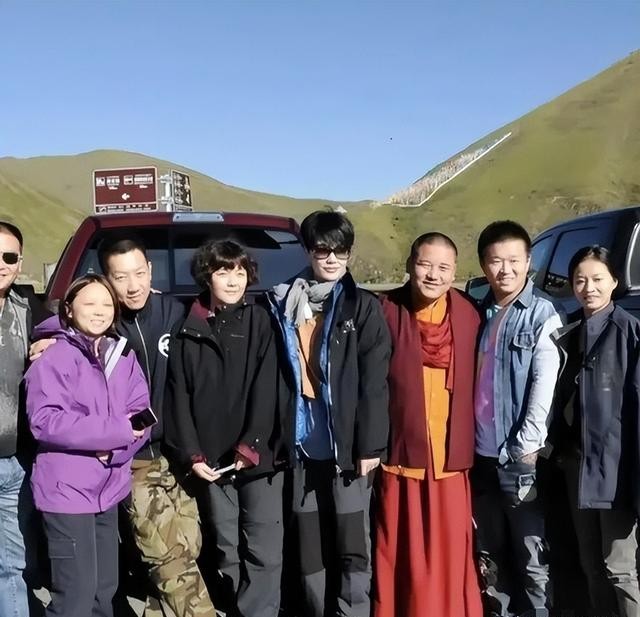 55岁王菲西藏拜佛曝光,汗衫配棉袄短发超飒气,不见谢霆锋身影