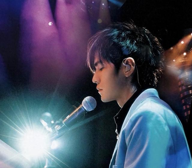 路都走不稳还要开演唱会?行动迟缓的周杰伦,究竟是哪里来的底气