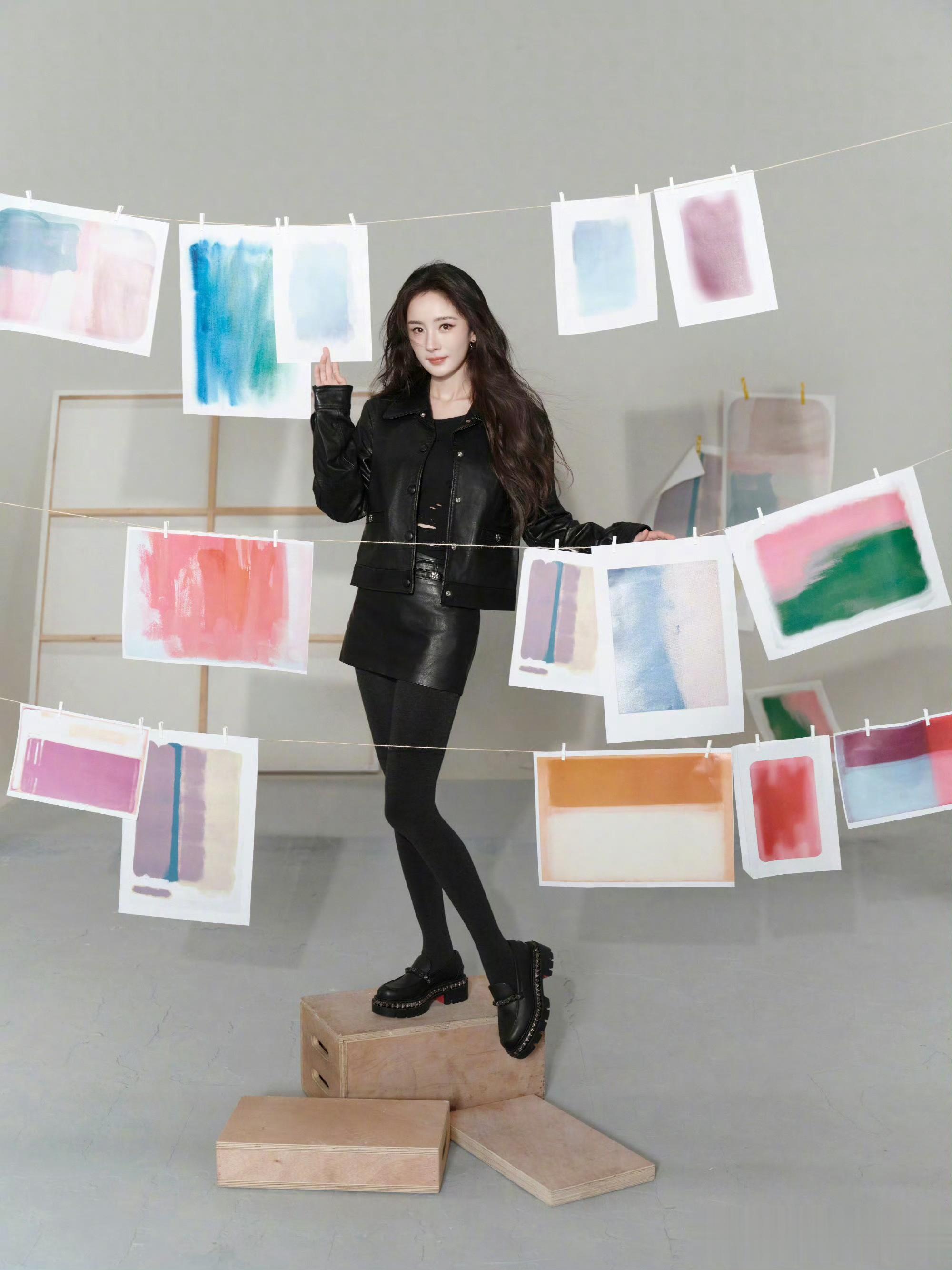 杨幂黑色皮衣套装造型释出，酷飒风格碰撞艺术感，时尚表现力拉满