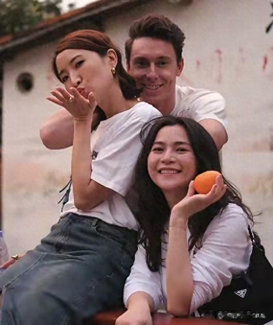 39岁许婧带外国帅老公聚会，男方戴着婚戒，为她提裙子十分宠溺