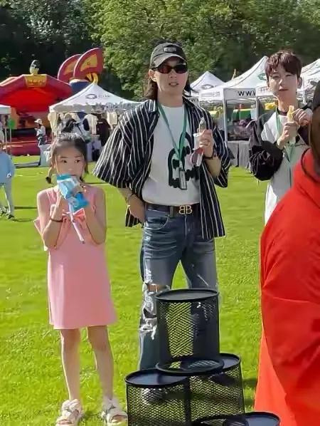 黄渤孙红雷杜江颖儿齐聚子女学校，森碟诺一霓娜也在，像明星聚会