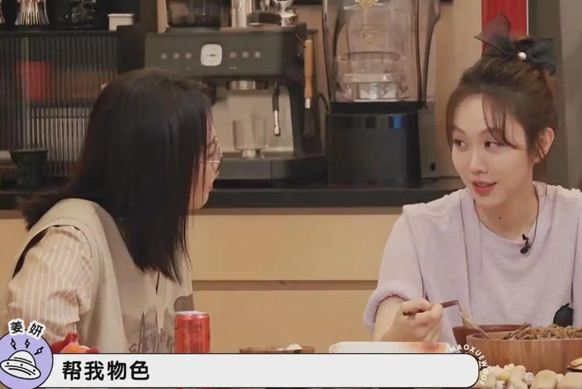 被曝与北京某银行长隐婚多年，宋丹丹干女儿现状，证实杨紫没说错