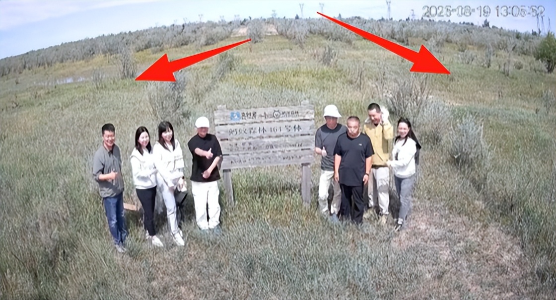 马云现身酒吧，阿里高管陪同，桌上全是酒水，被认出后连忙戴口罩