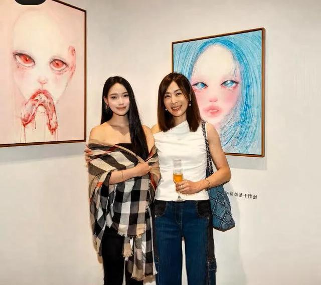 马筱梅带汪小菲儿女去看奈良美智画展，S妈花钱寻“伴”，引热议