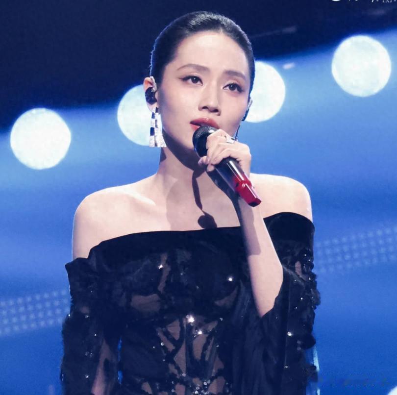 刘惜君评论区沦陷!湾区晚会抢C位打乱众人走位,被吐槽是螃蟹姐