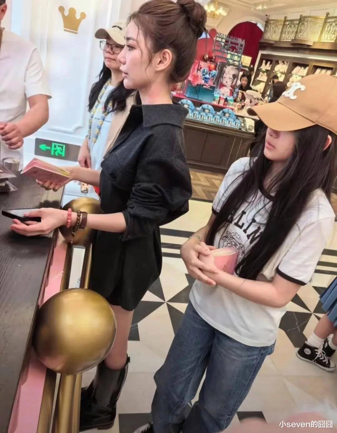 大S墓碑碑文曝光引争议,上面只有英文和韩文,具俊晔留下许多痕迹