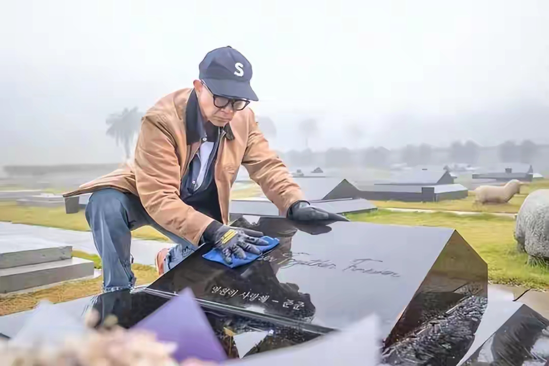 具俊晔清空账号回韩国，陪伴老母与好友吃烤肉，玥儿姐弟转学内地