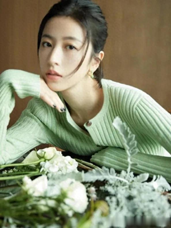 周雨彤的气质真是出挑！穿浅绿针织衫+长裙，清新又减龄！