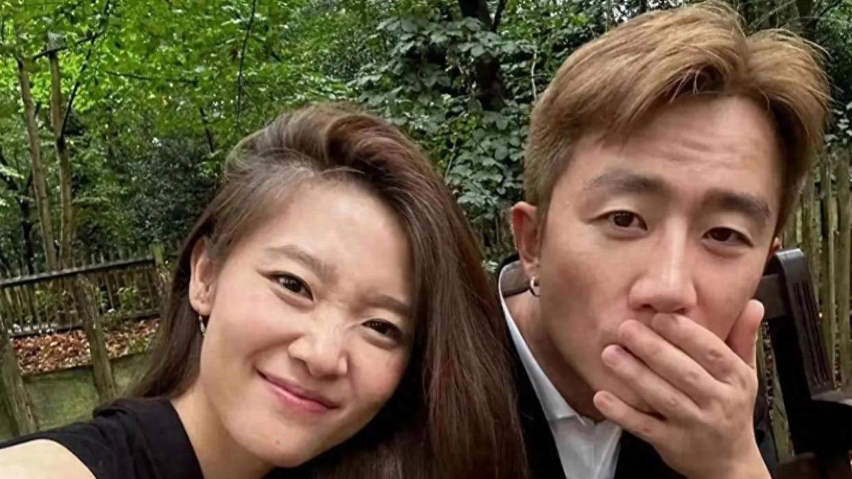 40岁黄轩到意大利旅游，和女友甜蜜约会，打扮有型，素颜状态超好