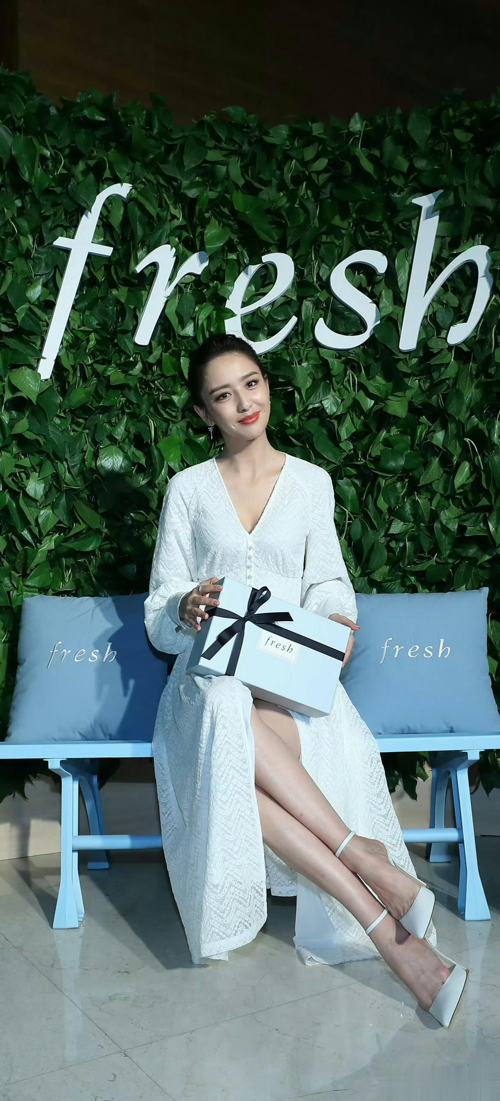 目测佟丽娅这脚丫得42码