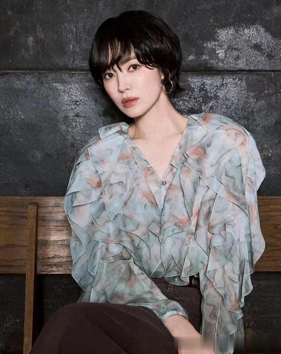 43岁宋慧乔剪刘海短发后大变样！穿碎花衬衫+阔腿裤，时髦又高级