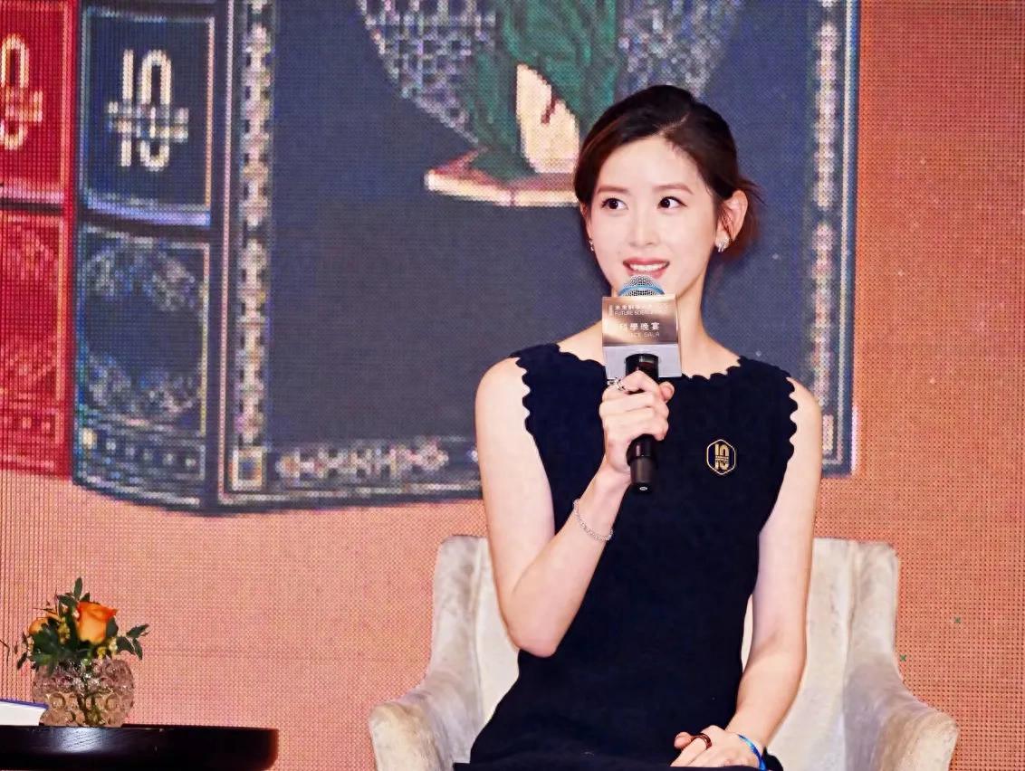 刘强东章泽天现身韩国！表现恩爱相视一笑很甜，从外表看像两代人