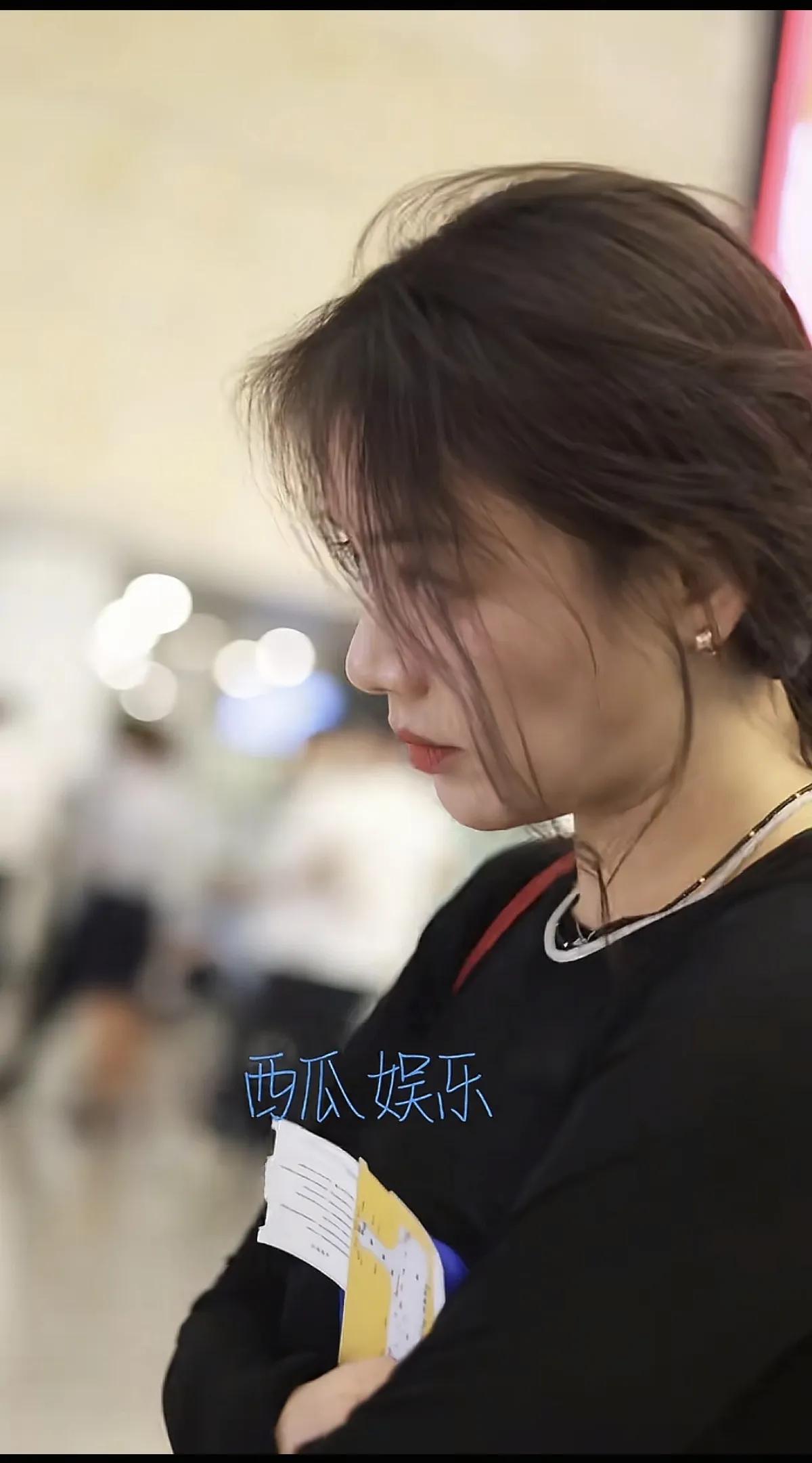 马思纯机场素颜被偶遇,日常穿搭随意又舒适,瘦下来的她真很漂亮