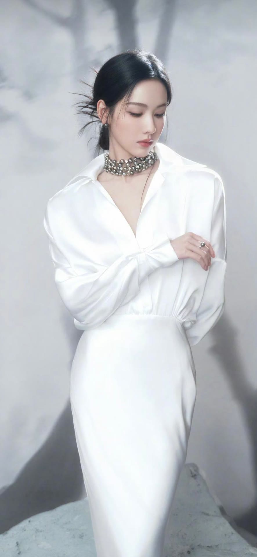 陈都灵一袭湖蓝礼裙,清冷气质美到犯规