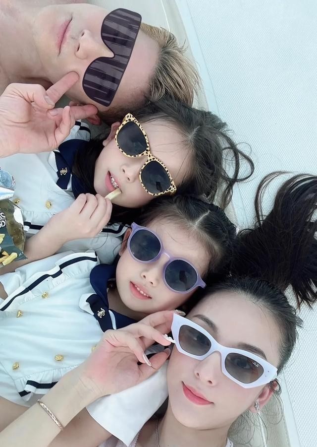 方媛晒三胎女儿满月照 自夸产后皮肤好 小腹平坦 女儿脚长能长到1米7