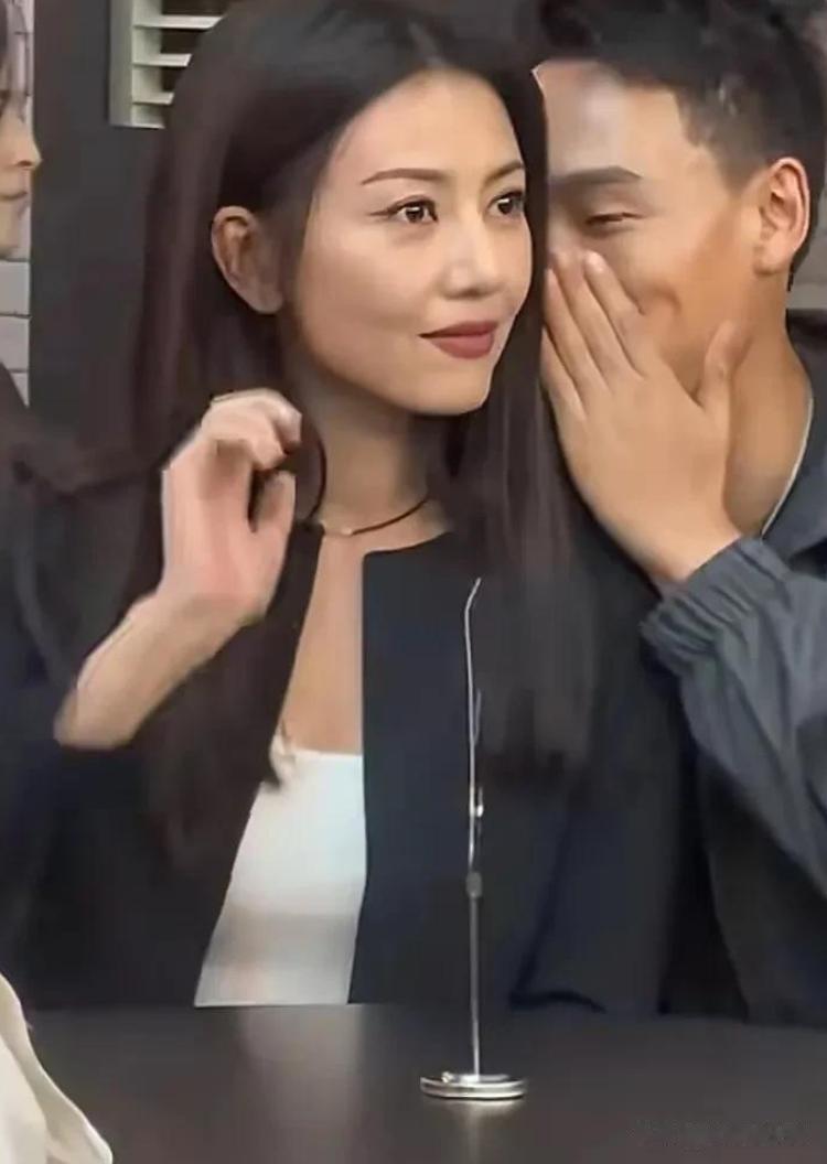 45岁高圆圆穿背心连衣裙素颜走机场，网友：这骨相，能再打十年！