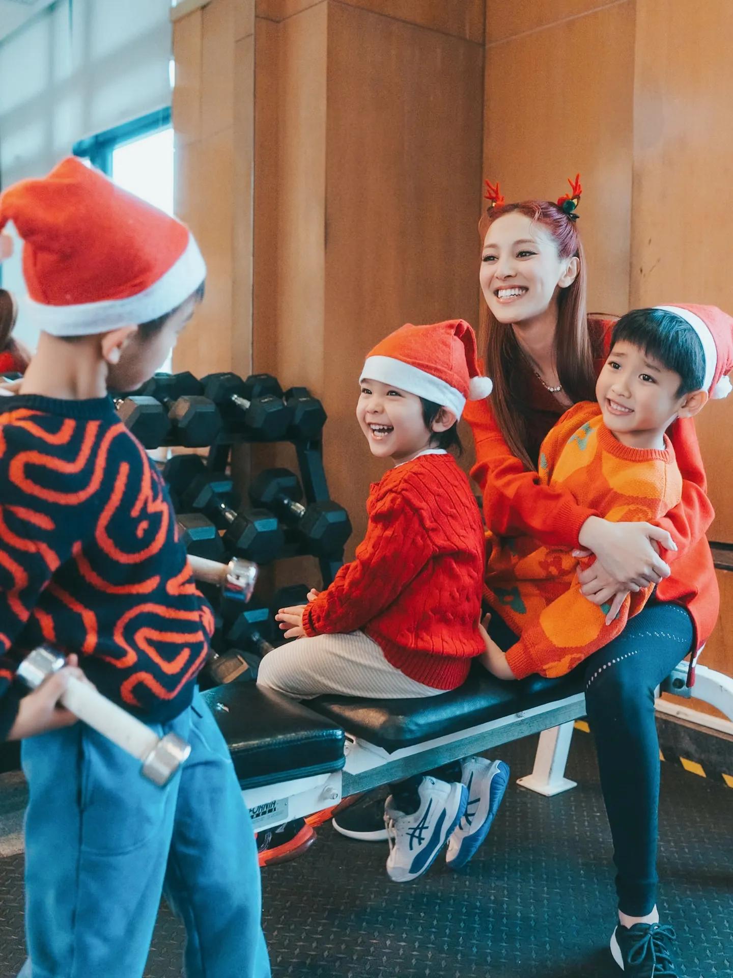 陈凯琳晒圣诞全家福，三个儿子颜值比爸爸郑嘉颖还高，帅气又可爱