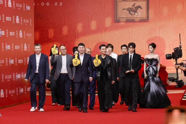 这夜,章子怡短发是一绝,倪妮腰臀比逆天,刘德华王俊凯罕同框