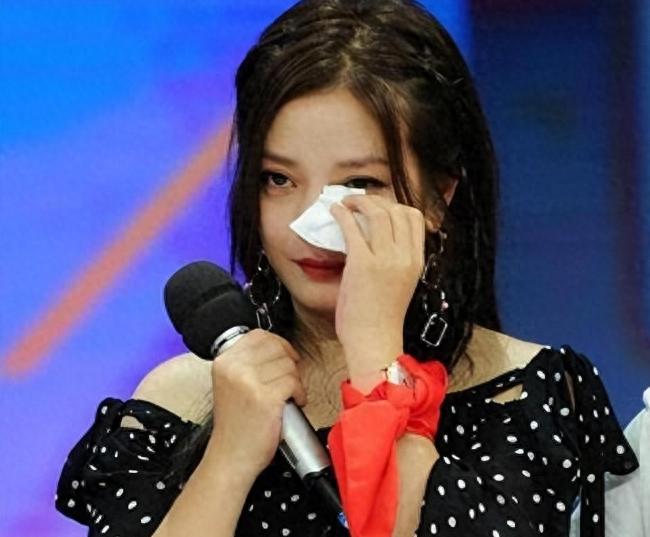 封杀4年，50岁赵薇又传新消息，状态不输当年，却走不了回头路！