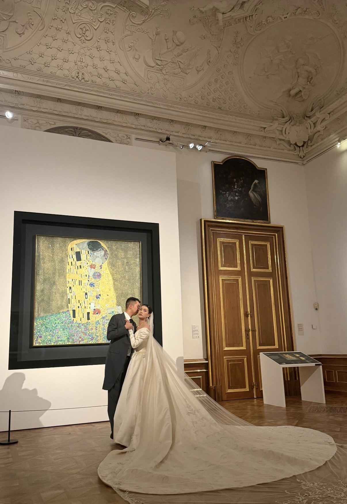 利孝和外孙女欧洲大婚，在宫殿办婚宴奢华气派，名媛闺蜜组团观礼