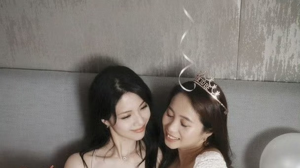 突然宣布喜讯！TVB力捧小花晒大露背美照，参加婚前派对太亮眼